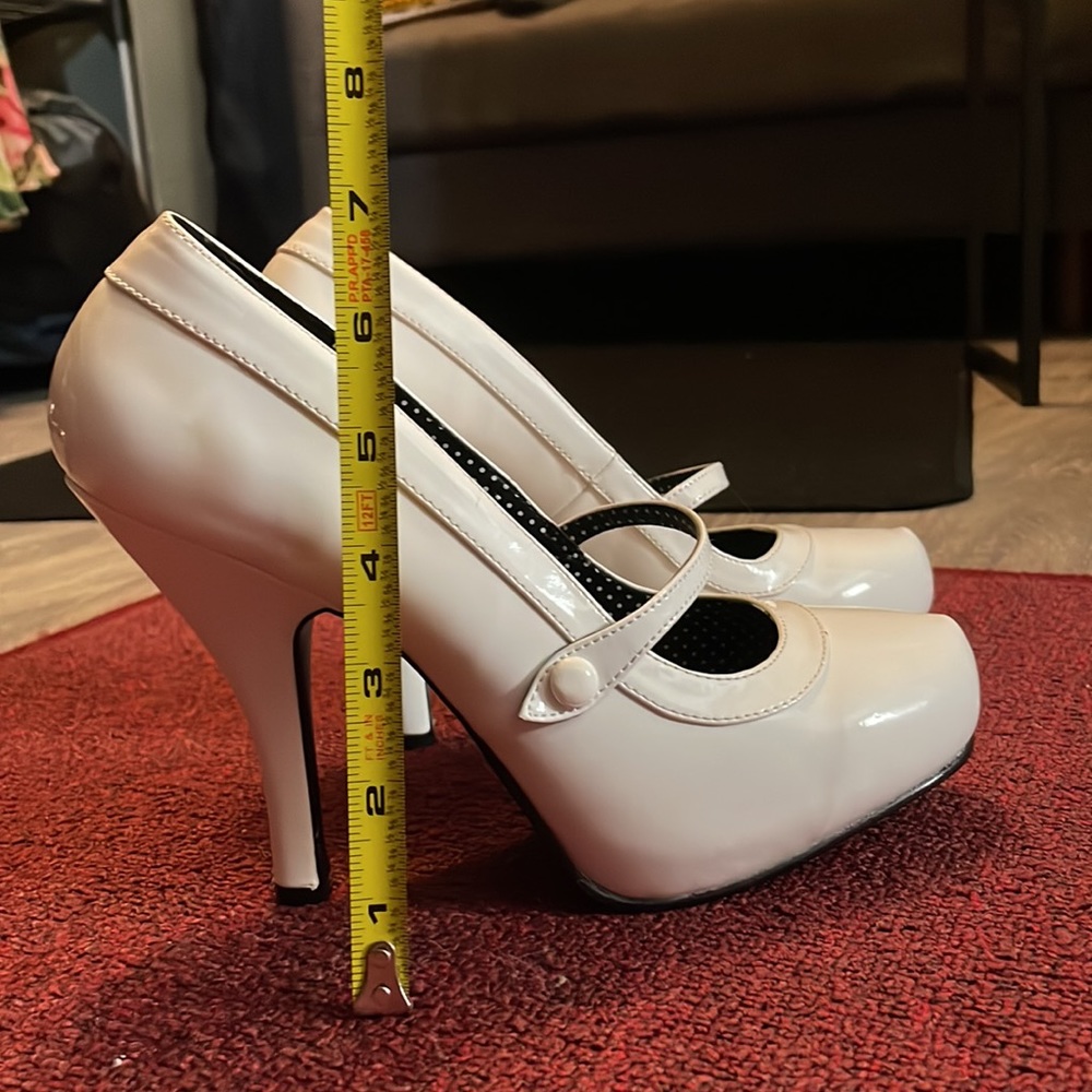 White, Size 10, Pleasers - Picture 5 of 5